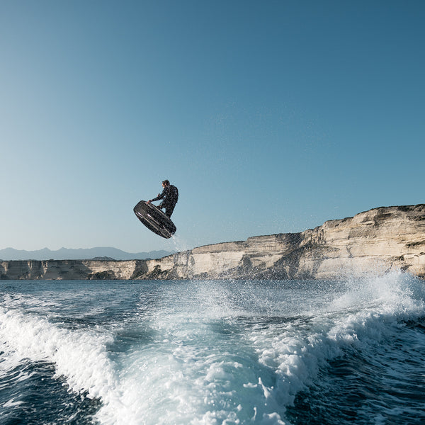 Awake-Ravik-S-eölectric-surfboard-jump-Corsica-1